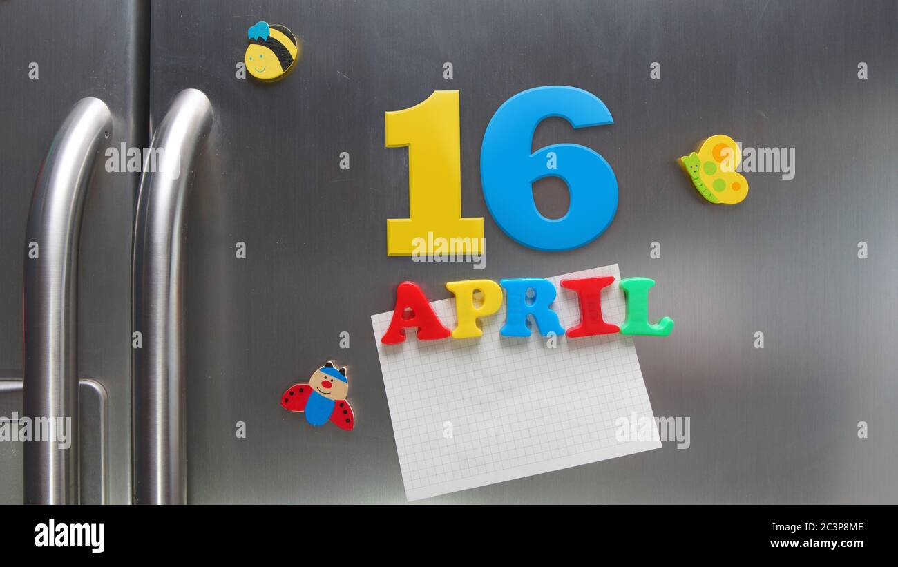 April 16 Kalenderdatum mit Kunststoff-Magnetbuchstaben mit einer Notiz von Graphitpapier auf Tür Kühlschrank gemacht Stockfoto