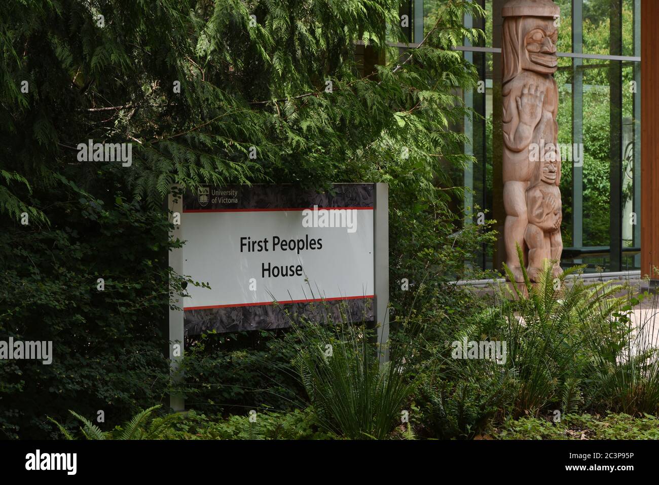 Ein Blick auf die Landschaft und die Architektur und das Design des ersten Peoples House Gebäudes auf dem Campus der University of Victoria (UVic) in Vic Stockfoto