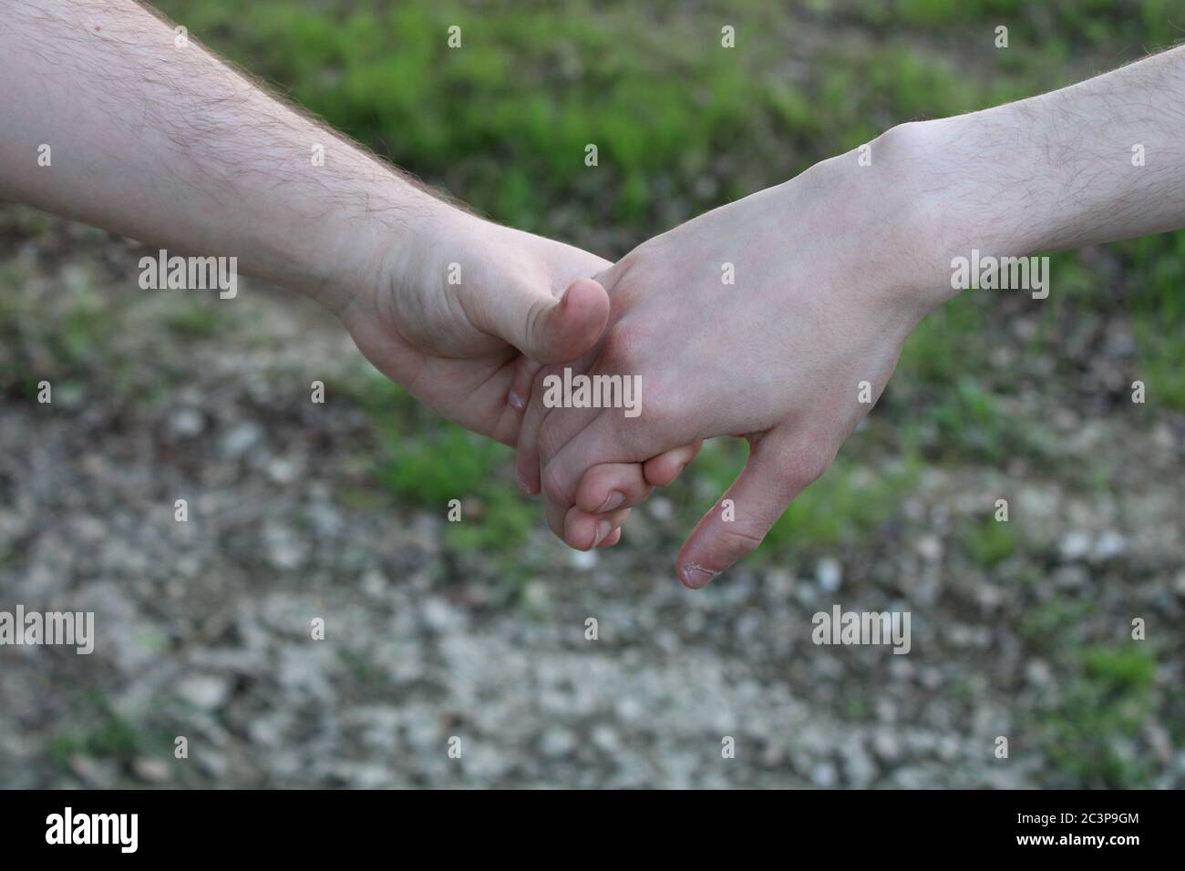 Selektive Fokus Aufnahme eines Paares von Händen halten einander - Konzept: Liebe, Zuneigung Stockfoto