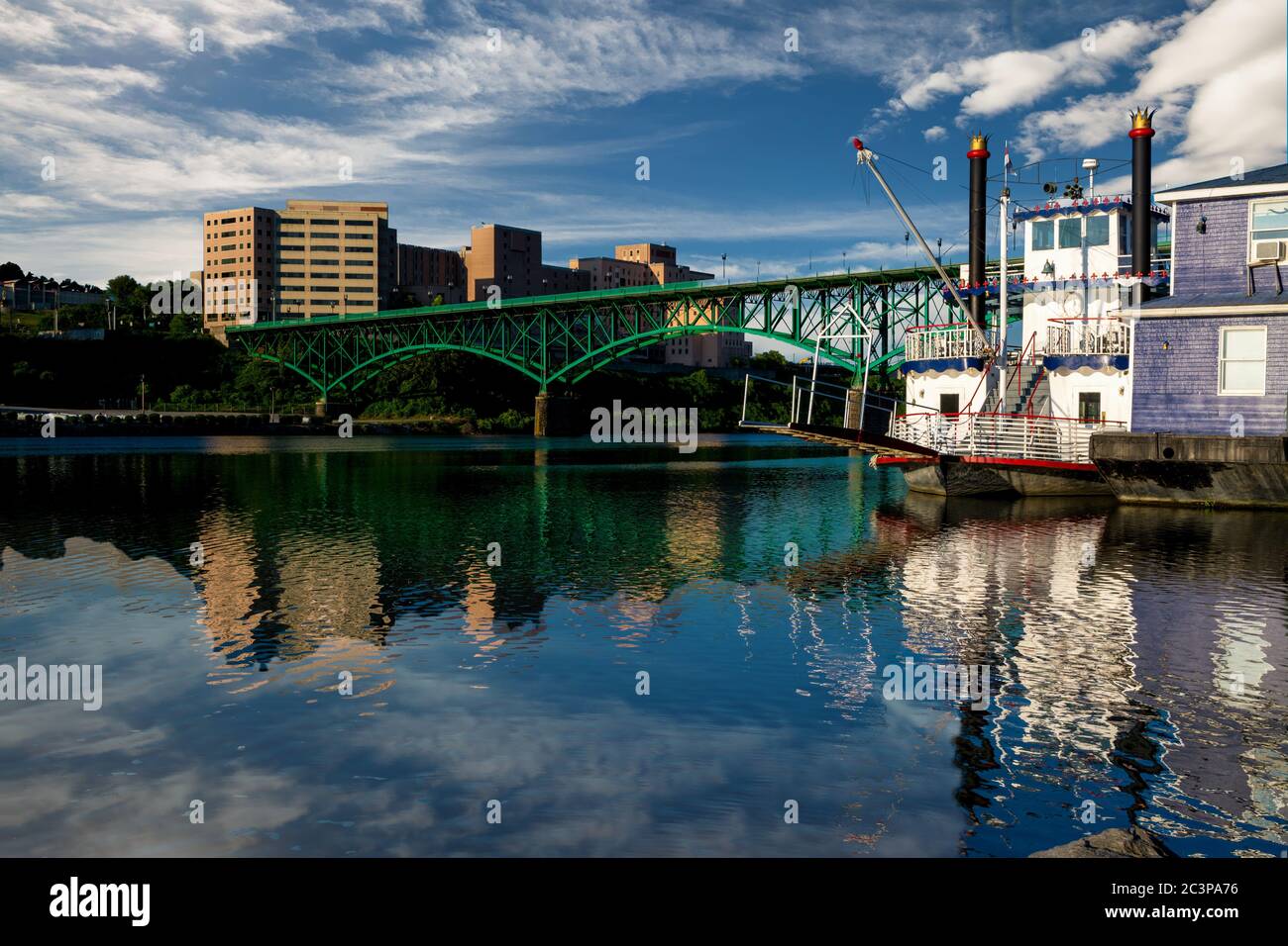 Lange grüne Brücke über den Tennessee River Stockfoto