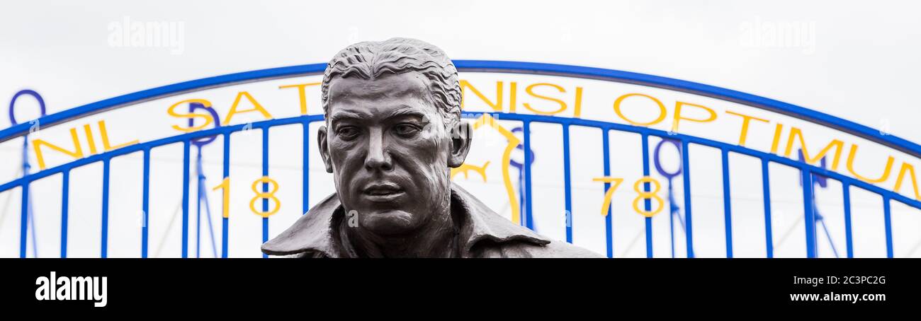 Briefkastenausschnitt der Dixie Dean Statue vor dem Haus des Everton FC (England) im Juni 2020. Stockfoto