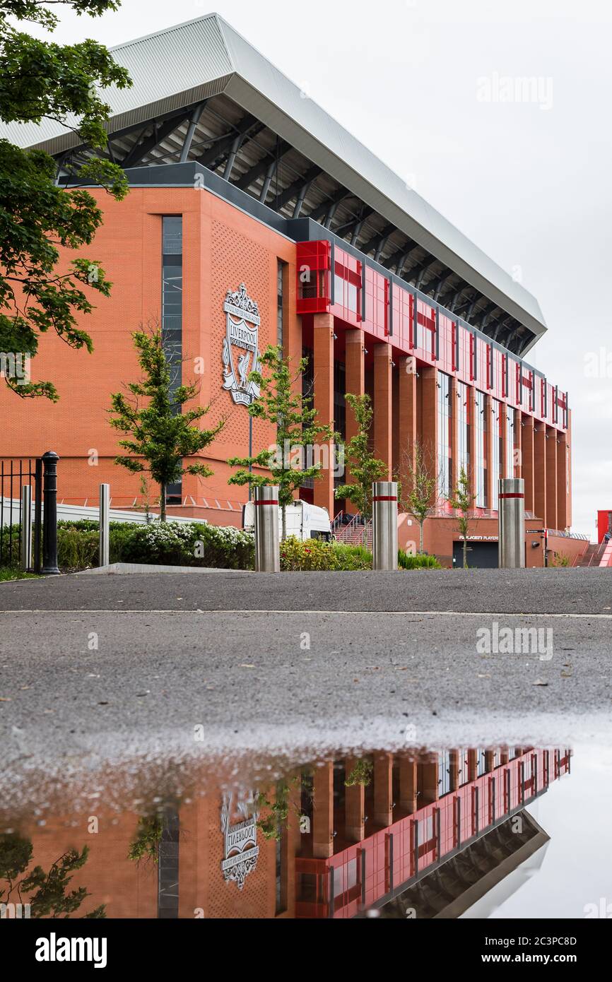 Gigantisch neue Haupttribüne des Anfield Stadions (Heimat des FC Liverpool) in England im Juni 2020 in einer Wasserpfütze reflektiert gesehen. Stockfoto