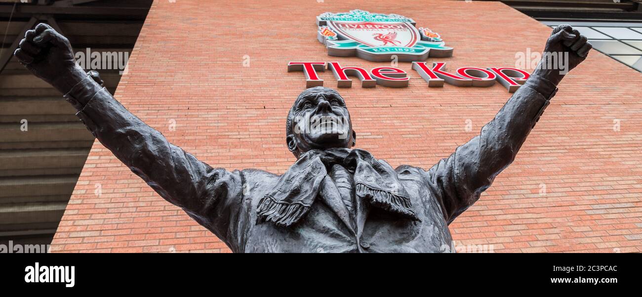 Briefkastenausschnitt der Bill Shankly Statue im Anfield Stadion in Liverpool (England) gesehen im Juni 2020. Stockfoto