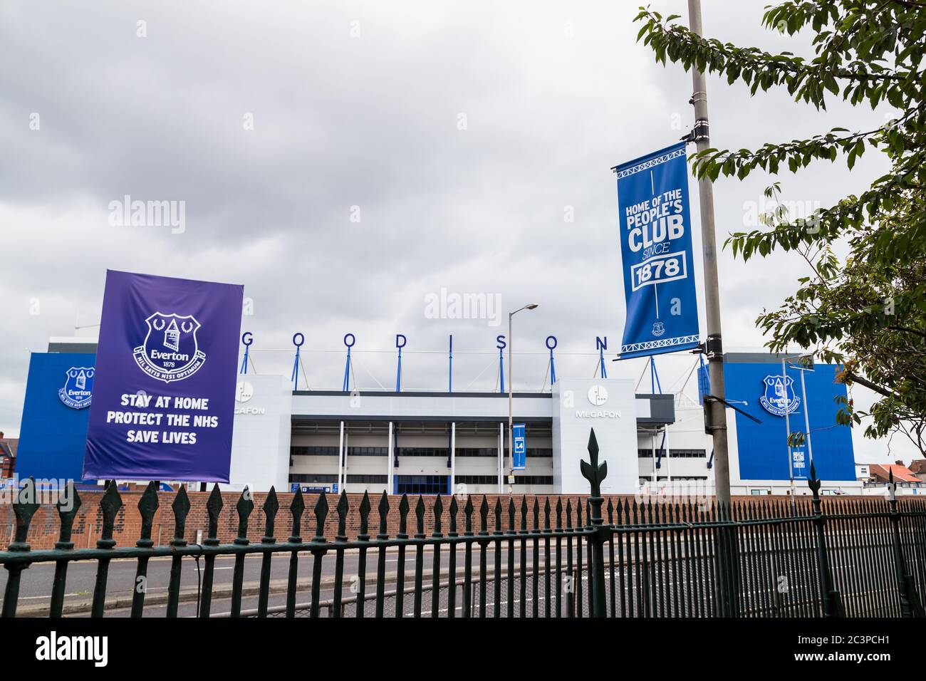 Goodison Park Stadion (Heimstadion des Everton FC) gesehen im Juni 2020 vom Rand des Stanley Park. Stockfoto