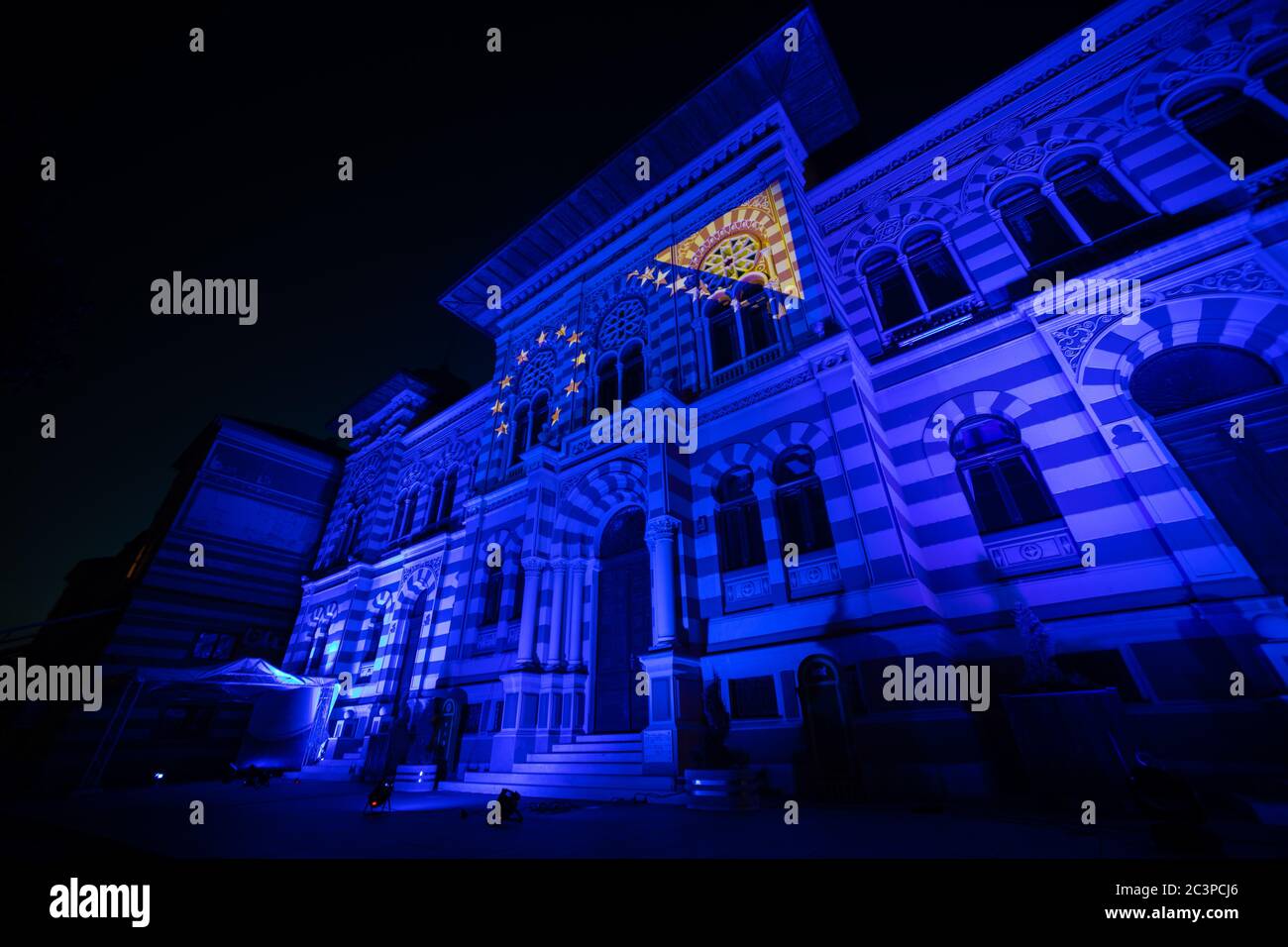 Sarajevo Rathaus beleuchtet mit Farben der EU und Bosnien Und Herzegowina Stockfoto