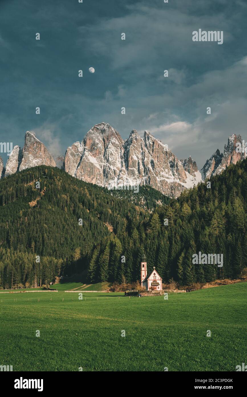 Schöne Aussicht auf die Kirche St. John in Ranui im italienischen Dorf Santa Maddalena in den Dolomiten Alpen bei Sonnenuntergang. Villnösser Tal, Südtirol, Italien, Europa. Stockfoto