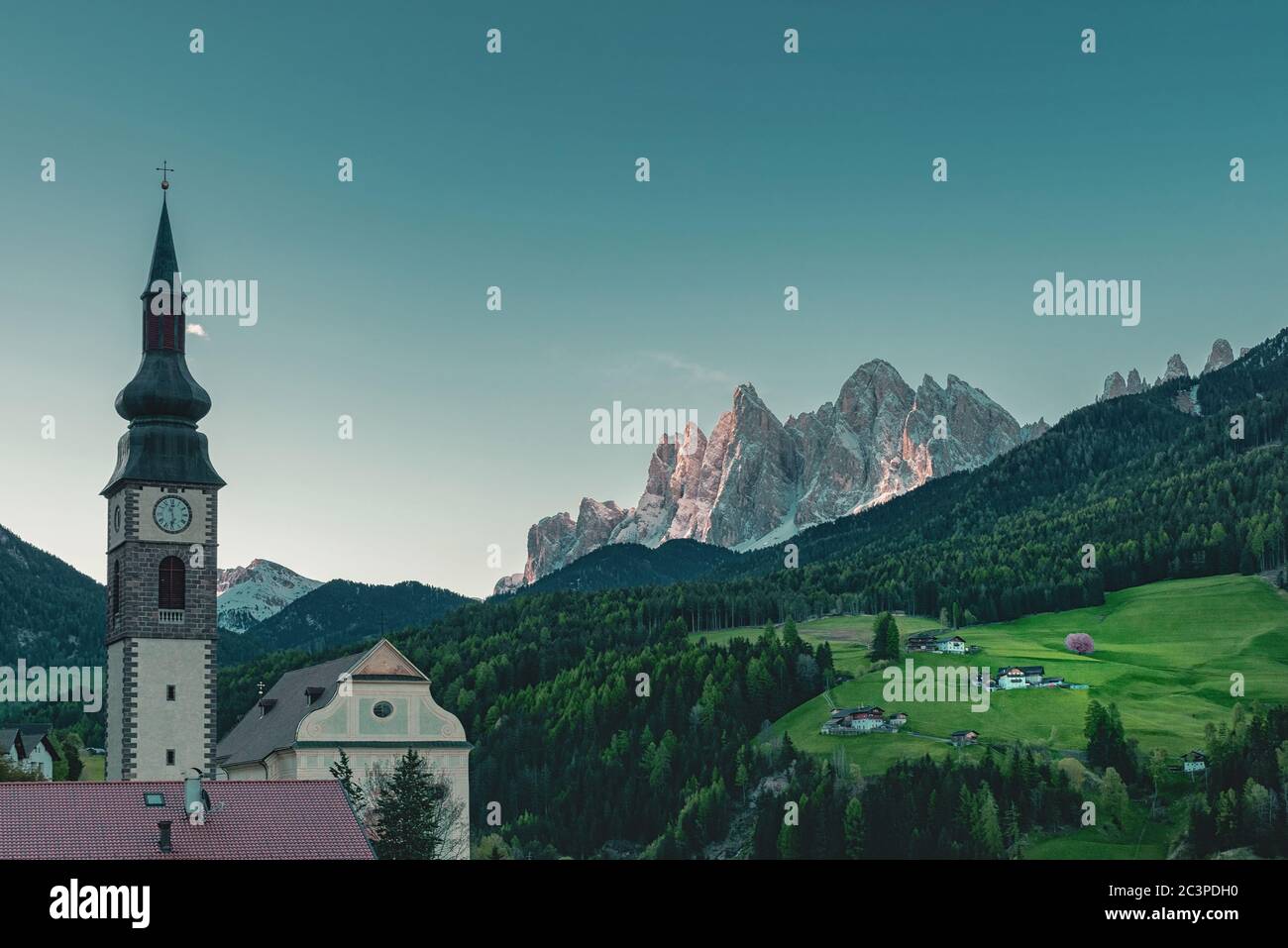 Schöne Aussicht auf die Kirche im italienischen Dorf San Pietro in den Dolomiten Alpen bei Sonnenaufgang. Villnösser Tal, Südtirol, Italien, Europa Stockfoto