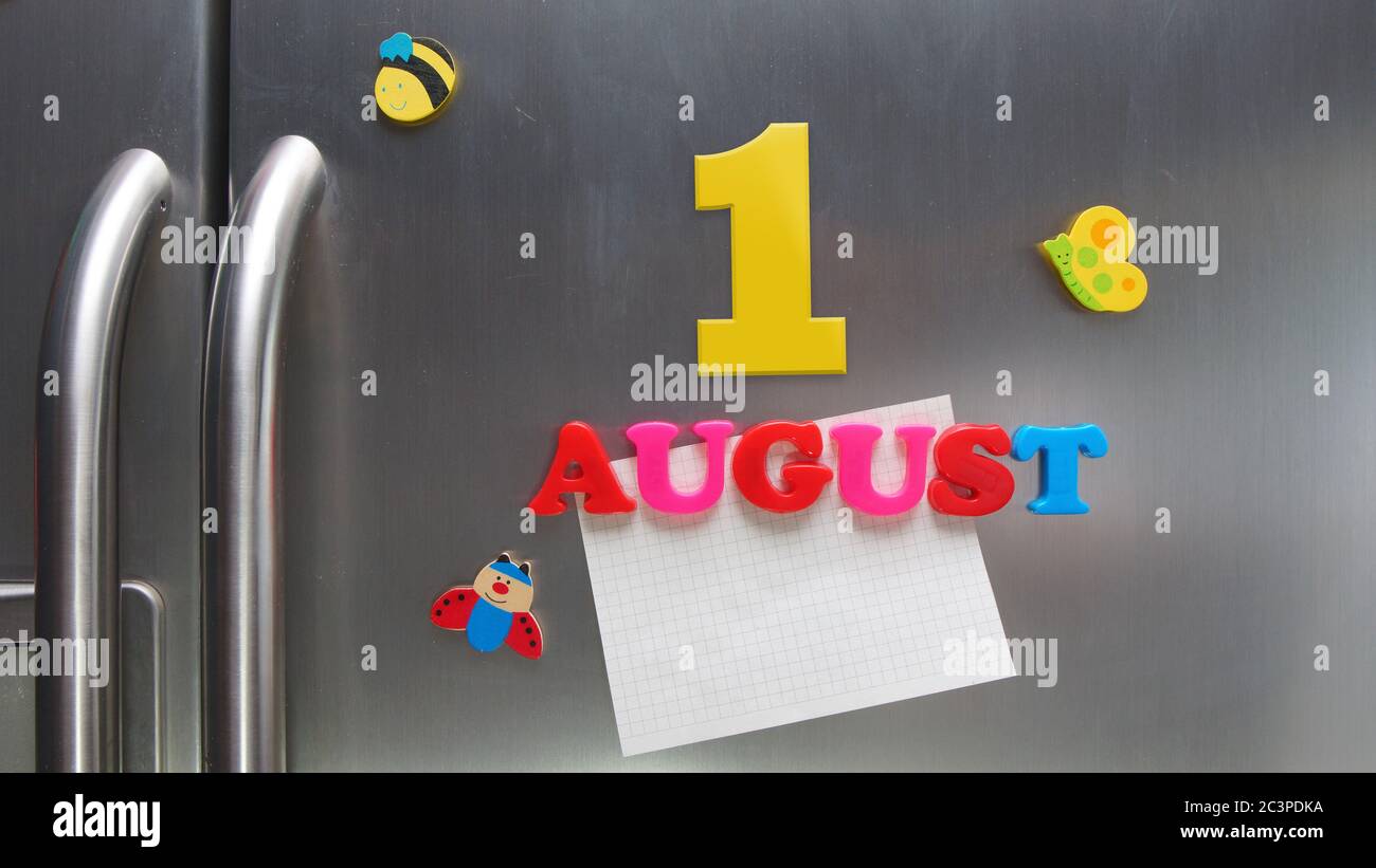 1. August Kalenderdatum mit Kunststoff-Magnetbuchstaben mit einer Notiz von Graphitpapier auf Tür Kühlschrank gemacht Stockfoto