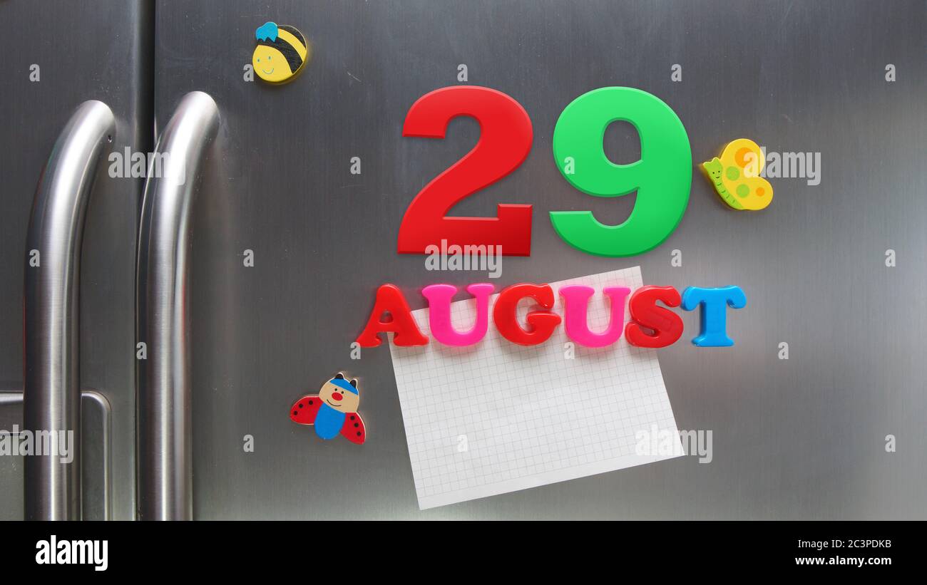 August 29 Kalenderdatum mit Kunststoff-Magnetbuchstaben mit einer Notiz von Graphitpapier auf Tür Kühlschrank gemacht Stockfoto