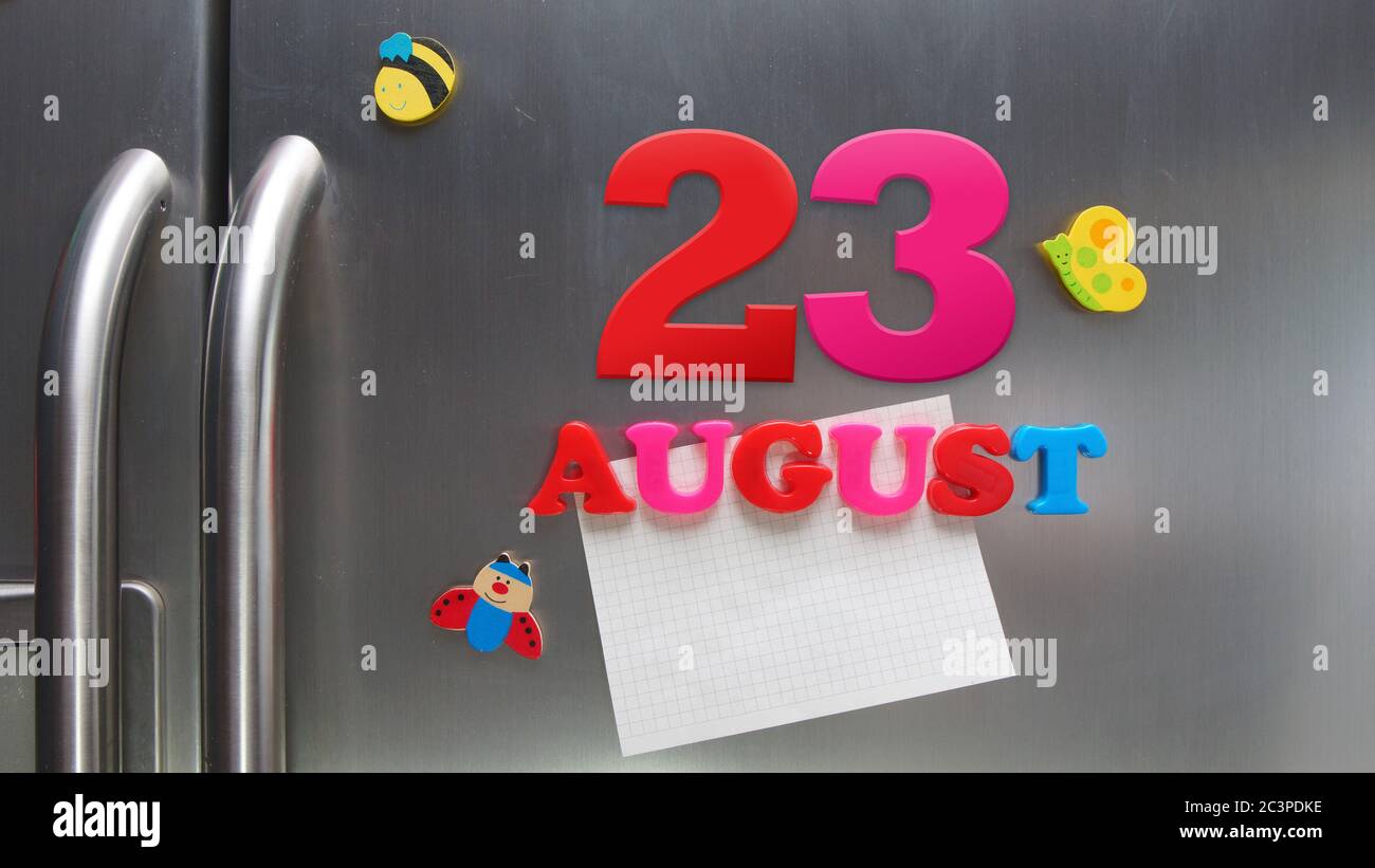 August 23 Kalenderdatum mit Kunststoff-Magnetbuchstaben mit einer Notiz von Graphitpapier auf Tür Kühlschrank gemacht Stockfoto