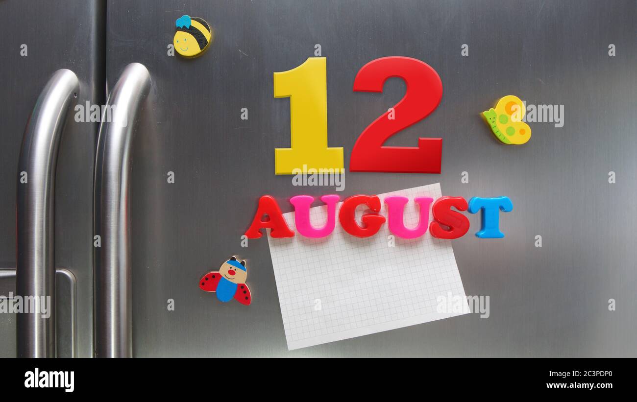 August 12 Kalenderdatum mit Kunststoff-Magnetbuchstaben mit einer Notiz von Graphitpapier auf Tür Kühlschrank gemacht Stockfoto