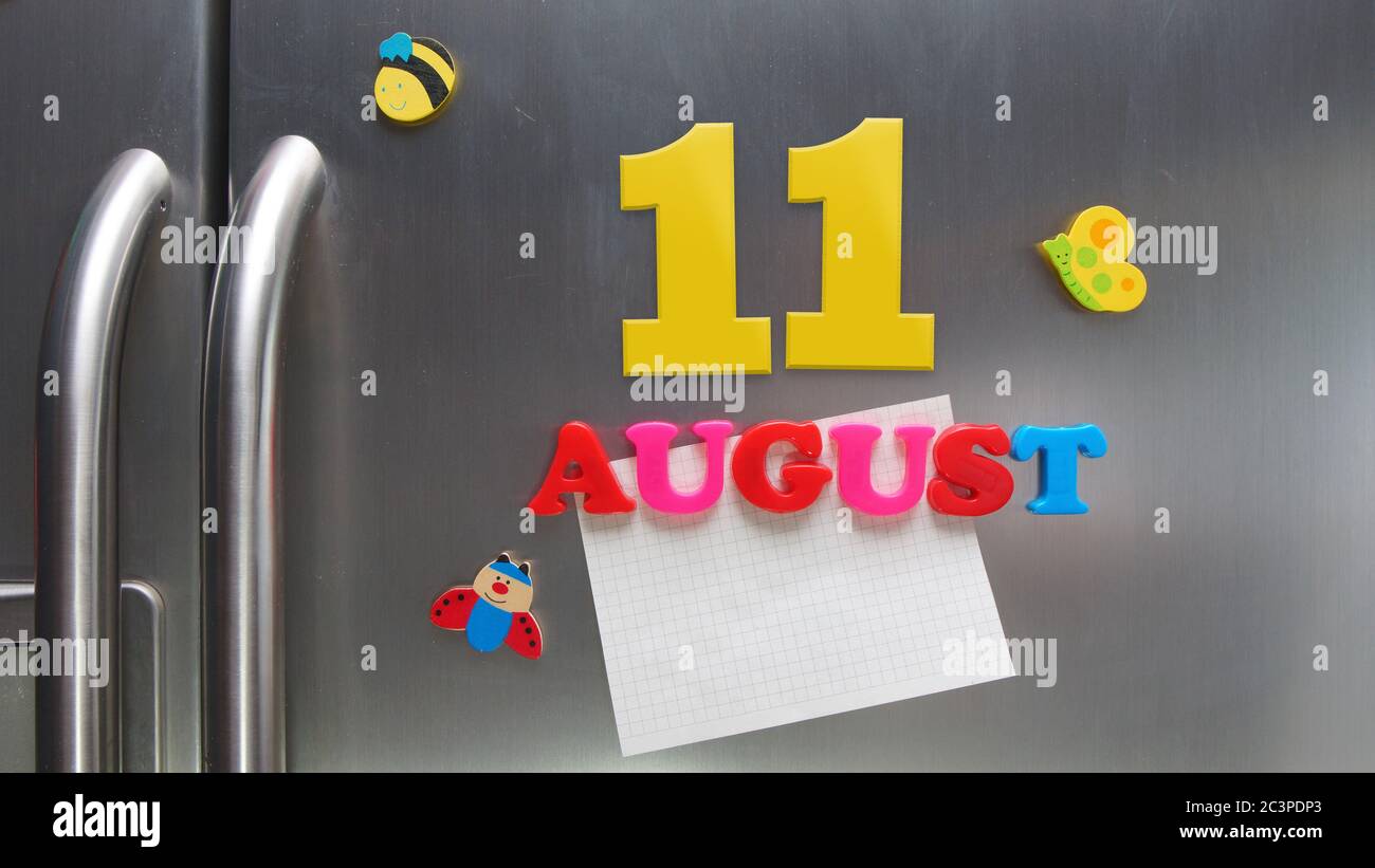 August 11 Kalenderdatum mit Kunststoff-Magnetbuchstaben mit einer Notiz von Graphitpapier auf Tür Kühlschrank gemacht Stockfoto