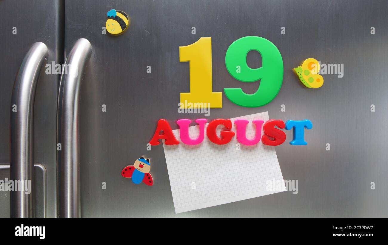 August 19 Kalenderdatum mit Kunststoff-Magnetbuchstaben mit einer Notiz von Graphitpapier auf Tür Kühlschrank gemacht Stockfoto