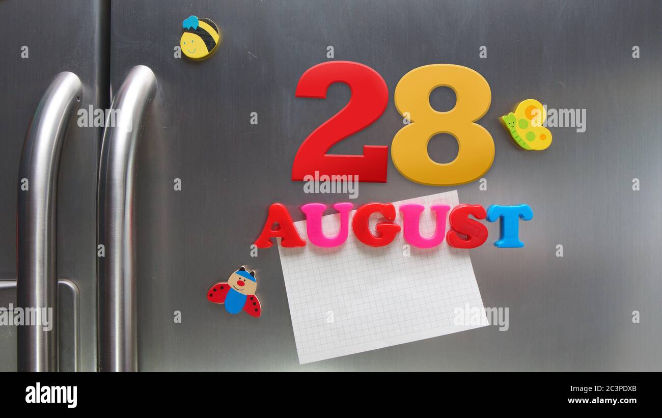 August 28 Kalenderdatum mit Kunststoff-Magnetbuchstaben mit einer Notiz von Graphitpapier auf Tür Kühlschrank gemacht Stockfoto