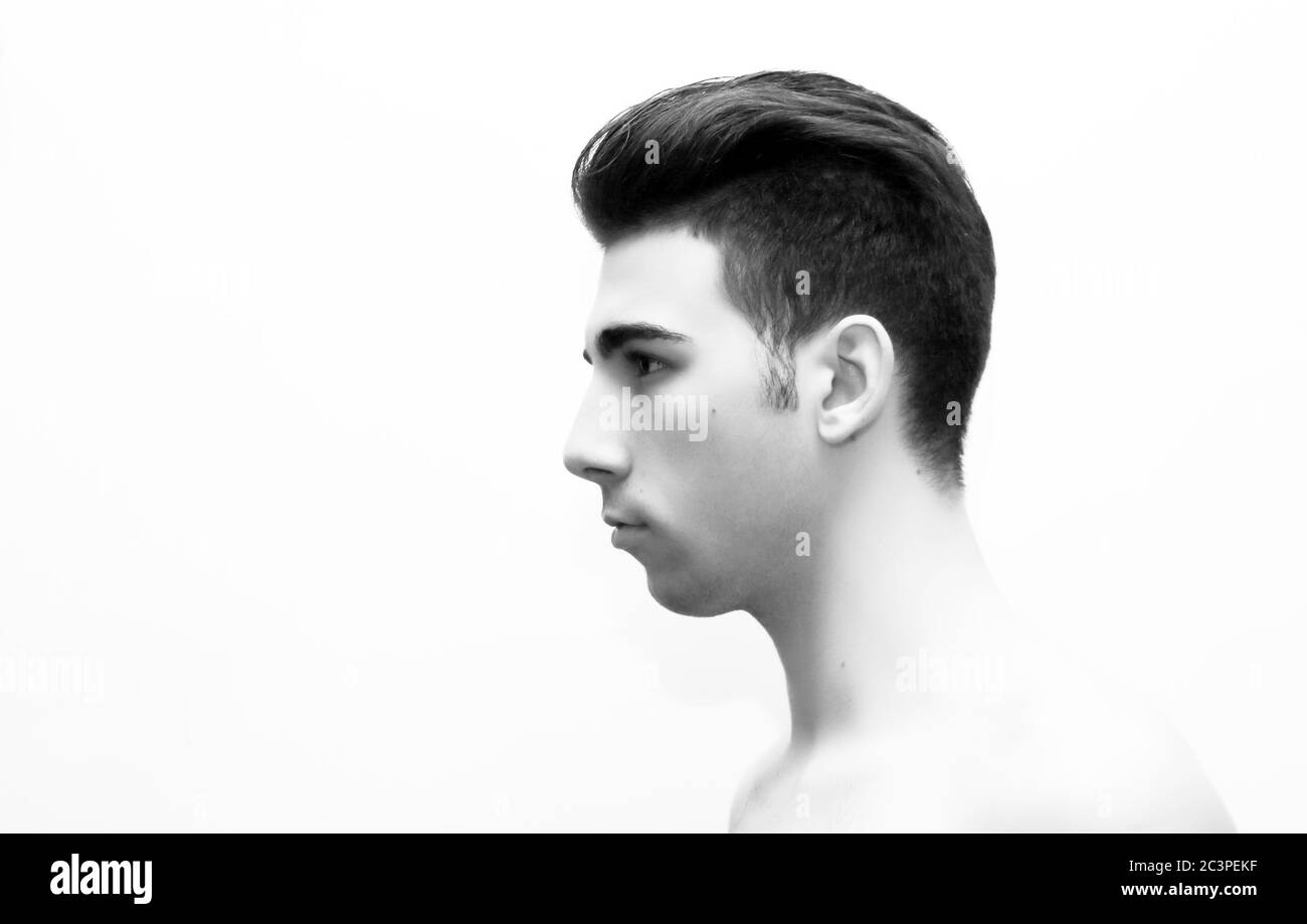 Attraktives männliches Modell mit kurzen Haaren, die im Studio auf isoliertem Hintergrund posiert. Stil, Trends, Modekonzept. Stockfoto