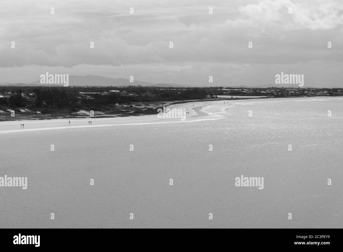 High-Angle-Graustufen-Aufnahme des schönen Ozeans und des Strandes in Rio de Janeiro, Brasilien aufgenommen Stockfoto