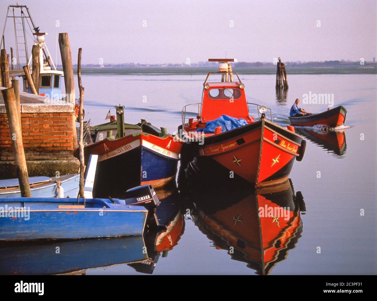 Boote auf Kanal am frühen Morgen, Burano, Lagune von Venedig, Venedig (Venedig), Region Venetien, Italien Stockfoto