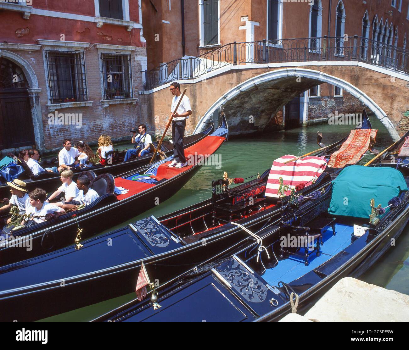 Gondeln und Gondolieri auf Backstreet Kanal, Venedig, Provinz Venedig, Veneto Region, Italien Stockfoto