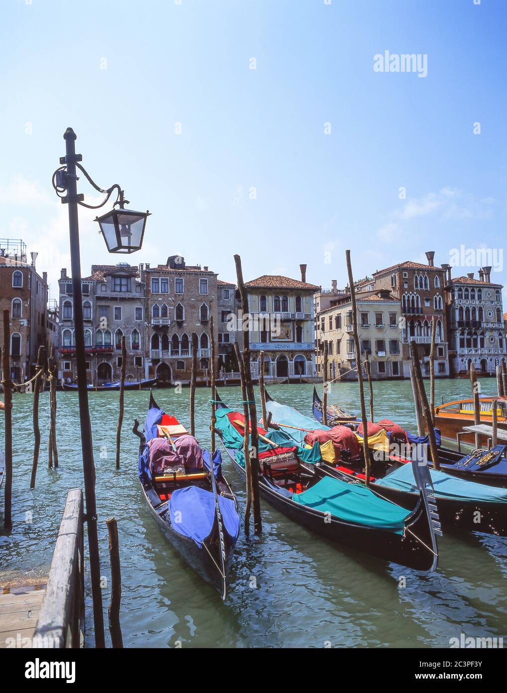 Gondeln, die am Canal Grande, Venedig (Venedig), Region Venetien, Italien, festgemacht sind Stockfoto