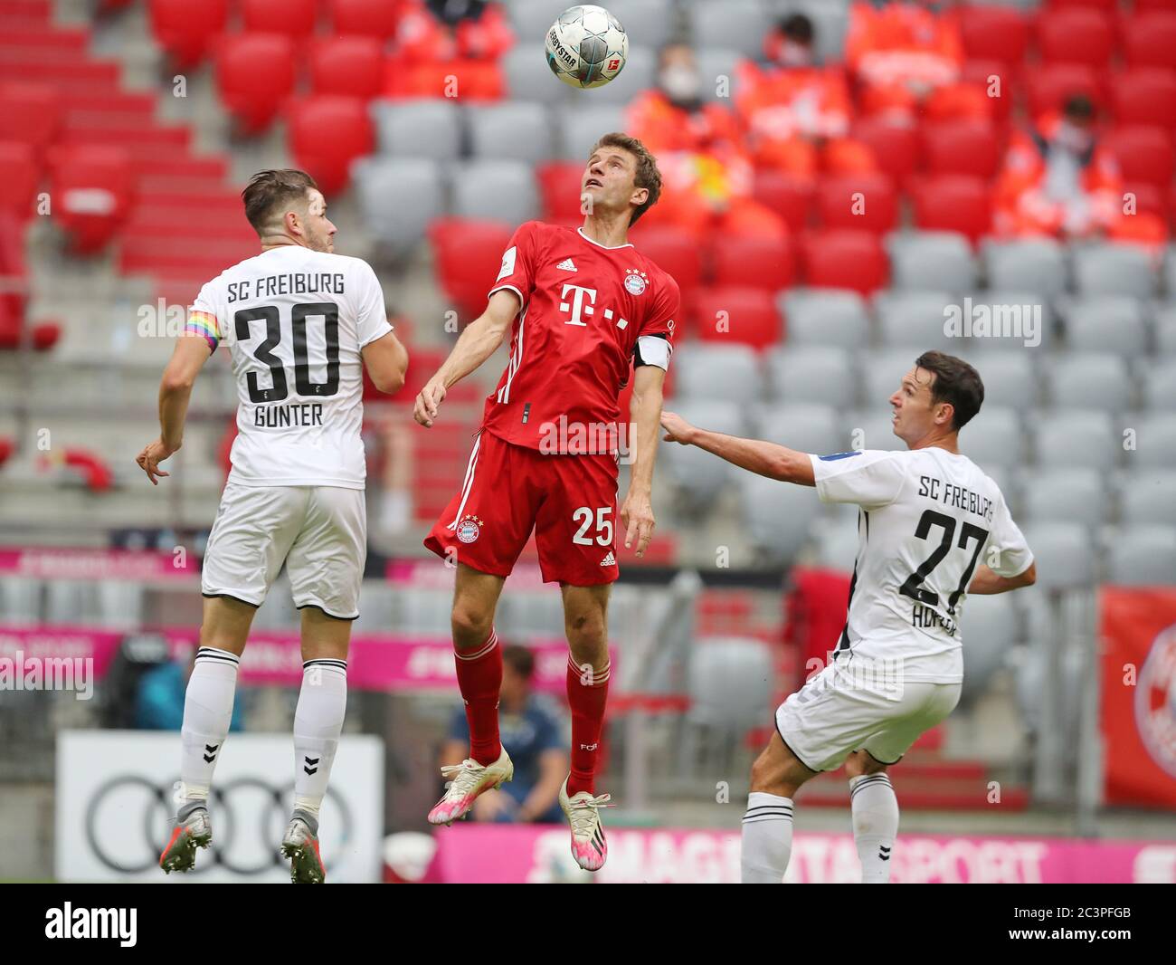 München, 2020. Juni 25, Thomas MÜLLER, FCB 30, Kampf gegen Christian GUENTER, BRD 27 Nicolas HOEFLER, BRD 2019/2020 beim 1.Bundesliga Spiel FC BAYERN MÜNCHEN - SC FREIBURG in der Saison 33 Uhr Spieltag  . FCB Foto: © Peter Schatz / Alamy Live News / Stefan Matzke/sampics/Pool - die DFL-BESTIMMUNGEN VERBIETEN DIE VERWENDUNG VON FOTOGRAFIEN als BILDSEQUENZEN und/oder QUASI-VIDEO - Nationale und internationale Nachrichtenagenturen OUT redaktionelle Verwendung Stockfoto