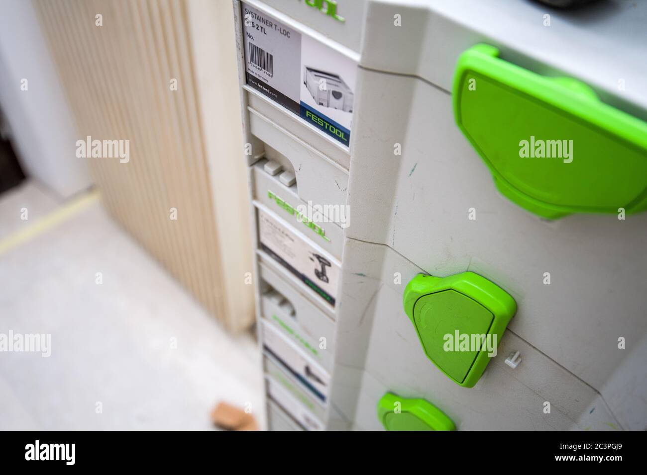 Paris, Frankreich - 8. Juni 2020: Seitenansicht einer Nahaufnahme der modularen, stapelbaren Kunststoffbehälter von Festool Systainern für den Transport von Elektrowerkzeugen - moderne Umbaustelle Stockfoto