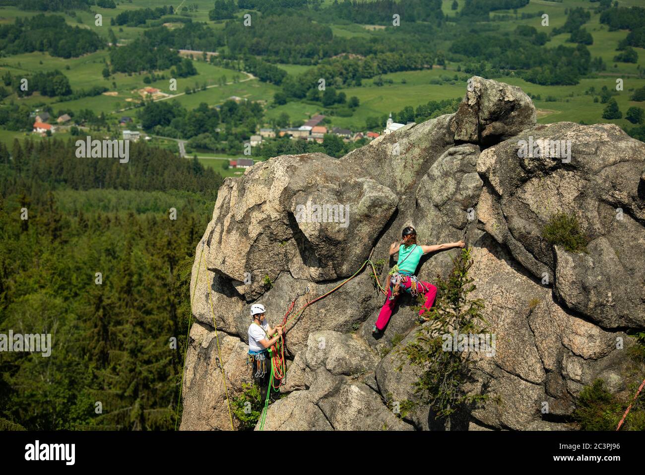 Frau klettert in der Nähe des Gipfel mit herrlichem Blick auf die Umgebung Stockfoto