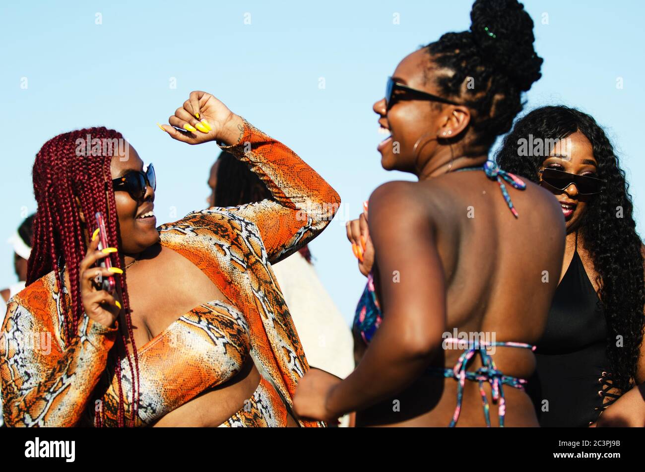 MIAMI - 16. MÄRZ 2019: Eine Gruppe junger Frauen tanzen für ihre Social-Media-Anhänger bei einem Treffen von Studenten feiern Frühlingsferien. Stockfoto