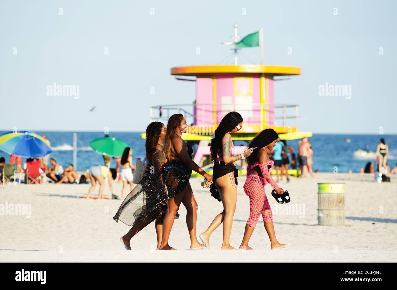 MIAMI - 16. MÄRZ 2019: Junge Leute versammeln sich auf South Beach für die jährliche Frühlingsferien von Schulen und Hochschulen. Stockfoto