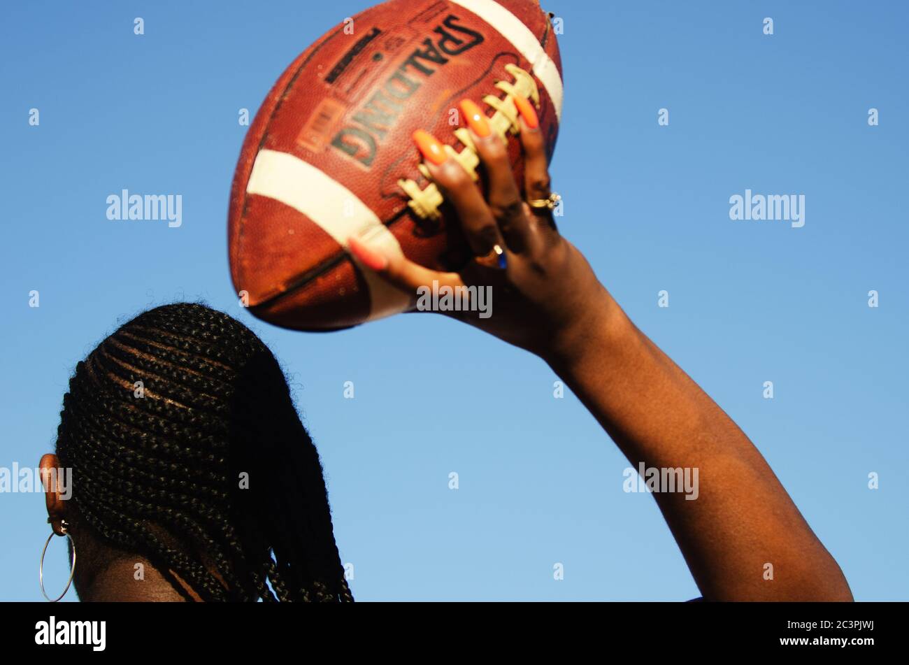MIAMI - 23. MÄRZ 2019: Eine junge Frau mit langen Fingernägeln spielt American Football auf einer Spring Break Party in South Beach. Stockfoto