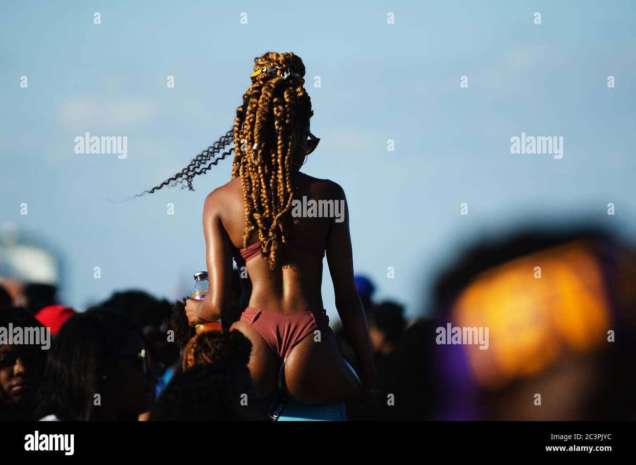 MIAMI - 23. MÄRZ 2019: Junge Leute strömen nach South Beach, um die Frühlingsferien zu feiern. Stockfoto
