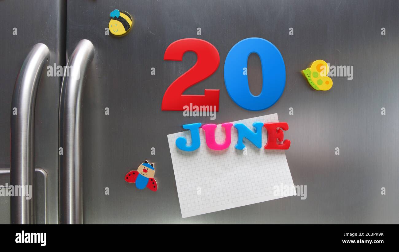 Juni 20 Kalenderdatum mit Kunststoff-Magnetbuchstaben mit einer Notiz von Graphitpapier auf Tür Kühlschrank gemacht Stockfoto