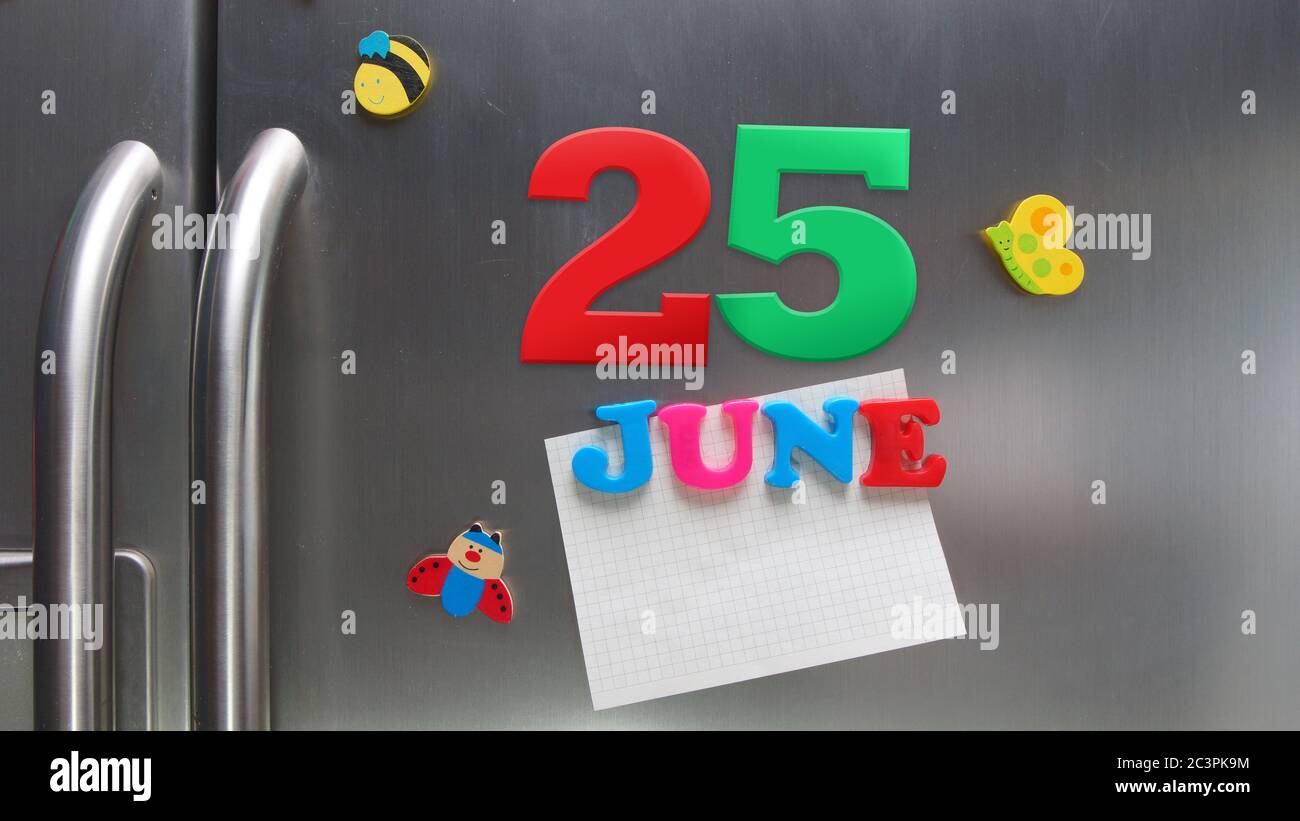 Juni 25 Kalenderdatum mit Kunststoff-Magnetbuchstaben mit einer Notiz von Graphitpapier auf Tür Kühlschrank gemacht Stockfoto