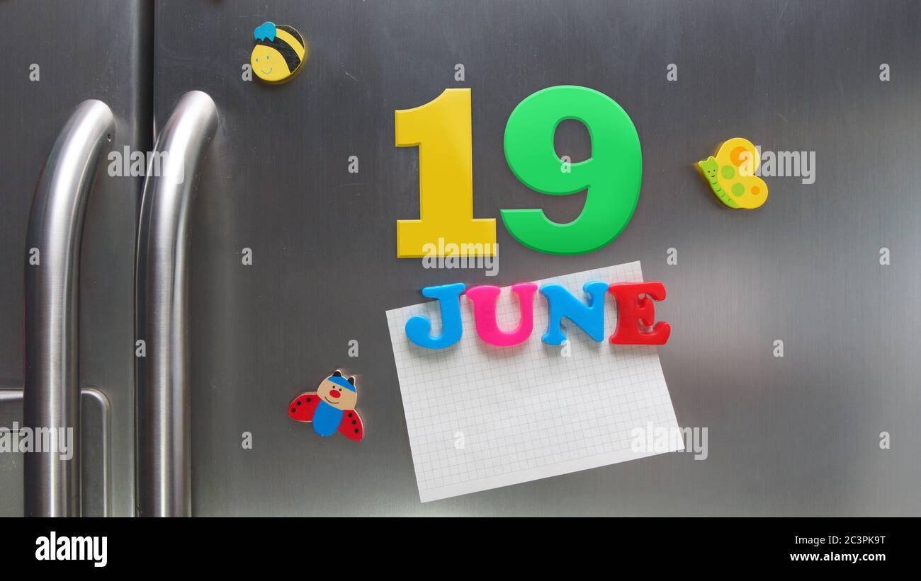 Juni 19 Kalenderdatum mit Kunststoff-Magnetbuchstaben mit einer Notiz von Graphitpapier auf Tür Kühlschrank gemacht Stockfoto