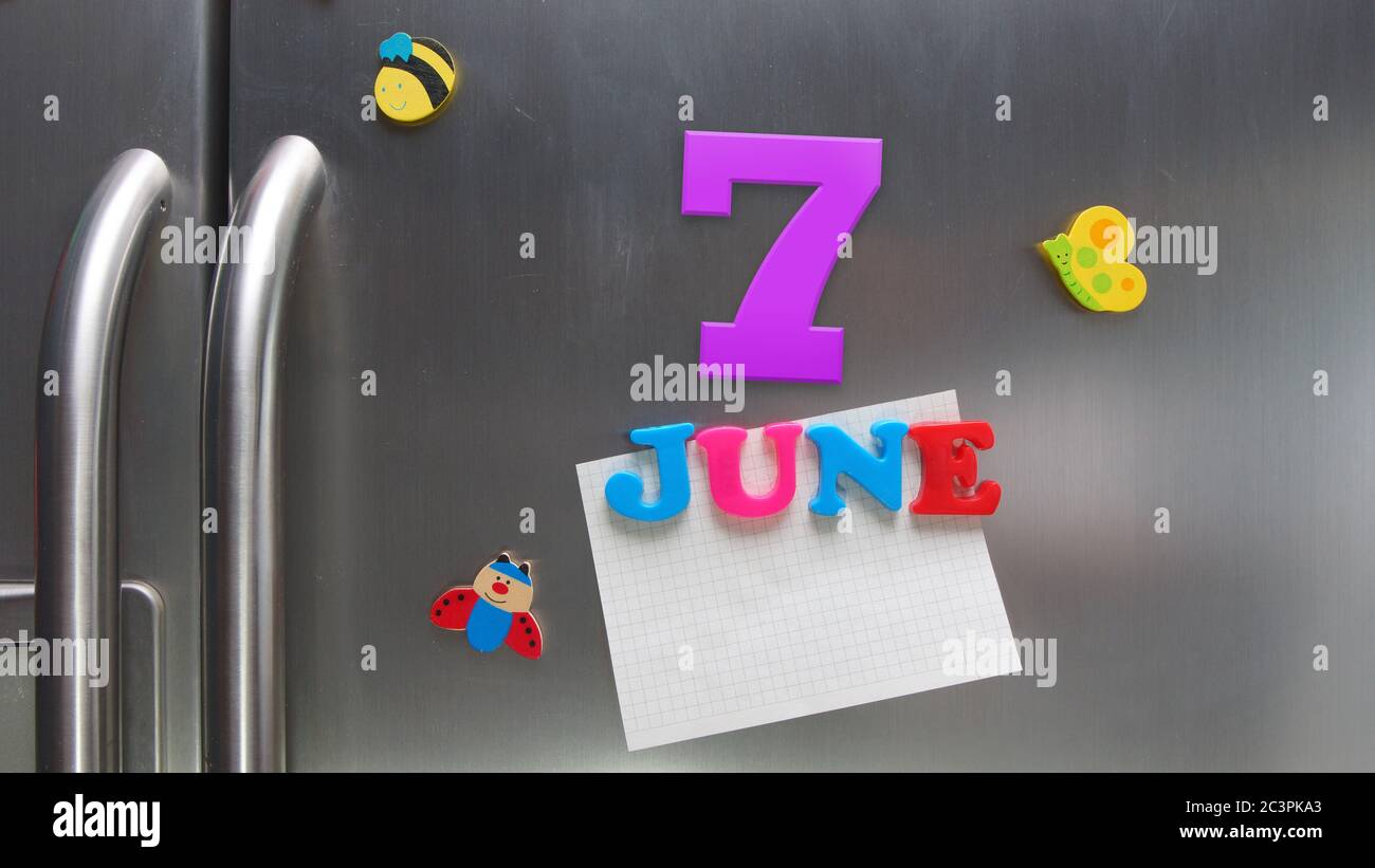 7. Juni Kalenderdatum mit Kunststoff-Magnetbuchstaben mit einer Notiz von Graphitpapier auf Tür Kühlschrank gemacht Stockfoto