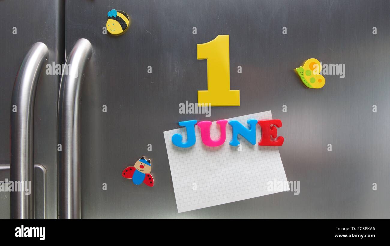 Kalenderdatum Juni 1 mit magnetischen Plastikbuchstaben mit einer Notiz von Graphitpapier auf Tür Kühlschrank Stockfoto