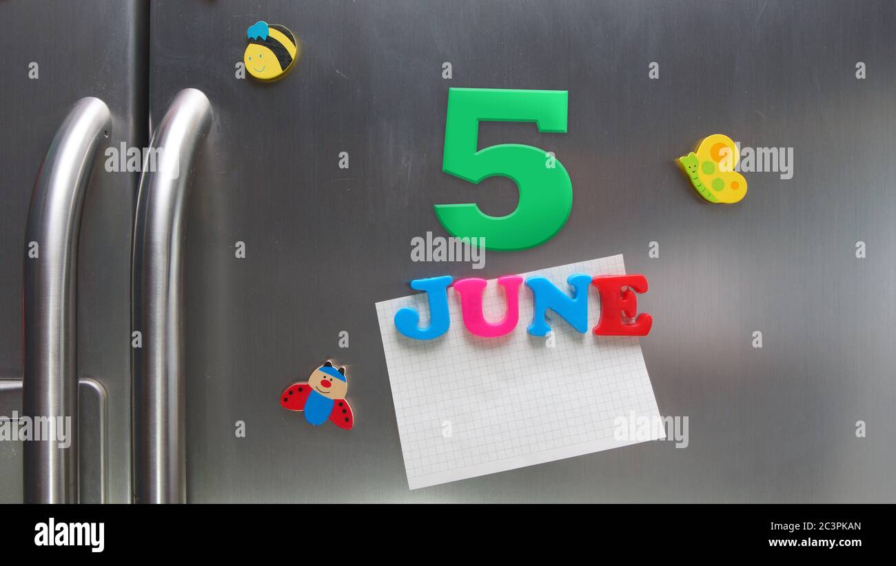 Kalenderdatum Juni 5 mit Kunststoff-Magnetbuchstaben mit einer Notiz von Graphitpapier auf Tür Kühlschrank gemacht Stockfoto