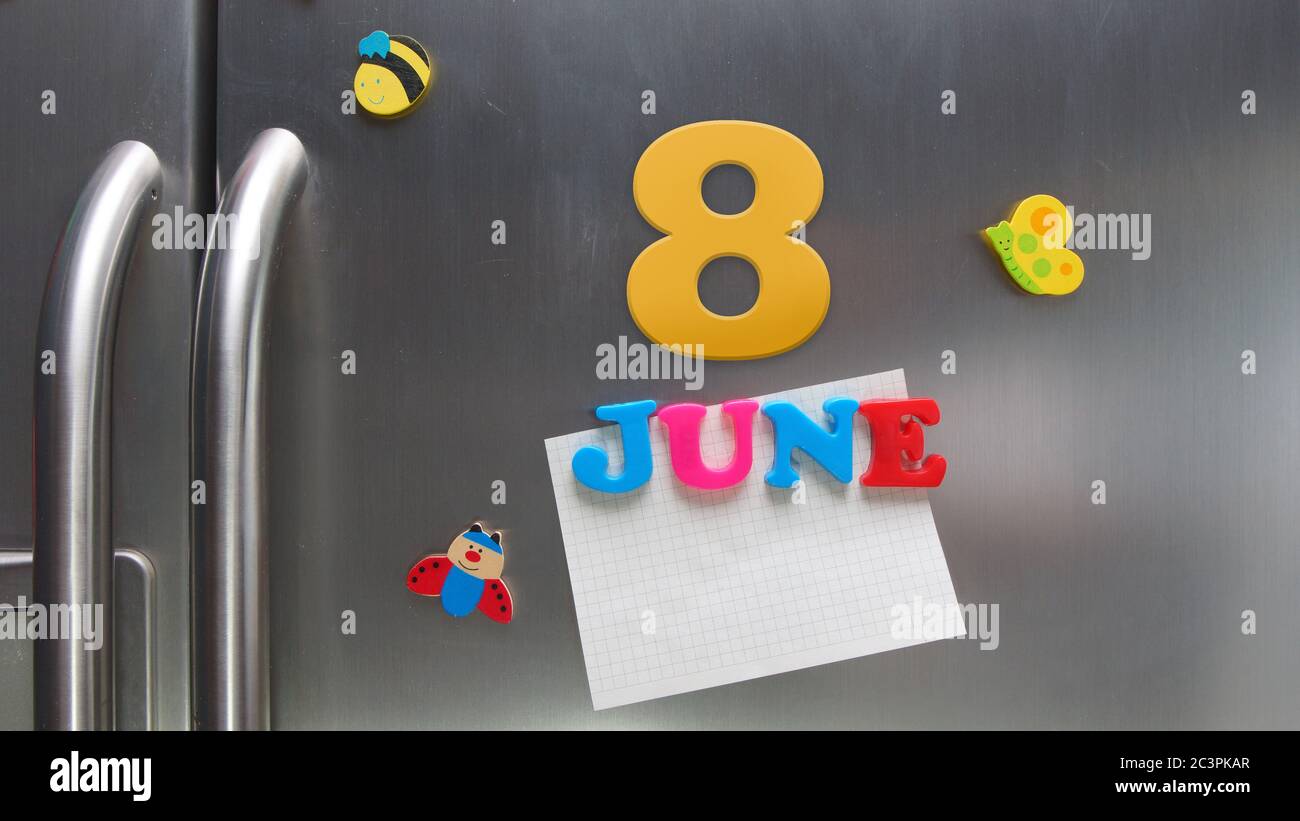 Kalenderdatum Juni 8 mit Kunststoff-Magnetbuchstaben mit einer Notiz von Graphitpapier auf Tür Kühlschrank gemacht Stockfoto