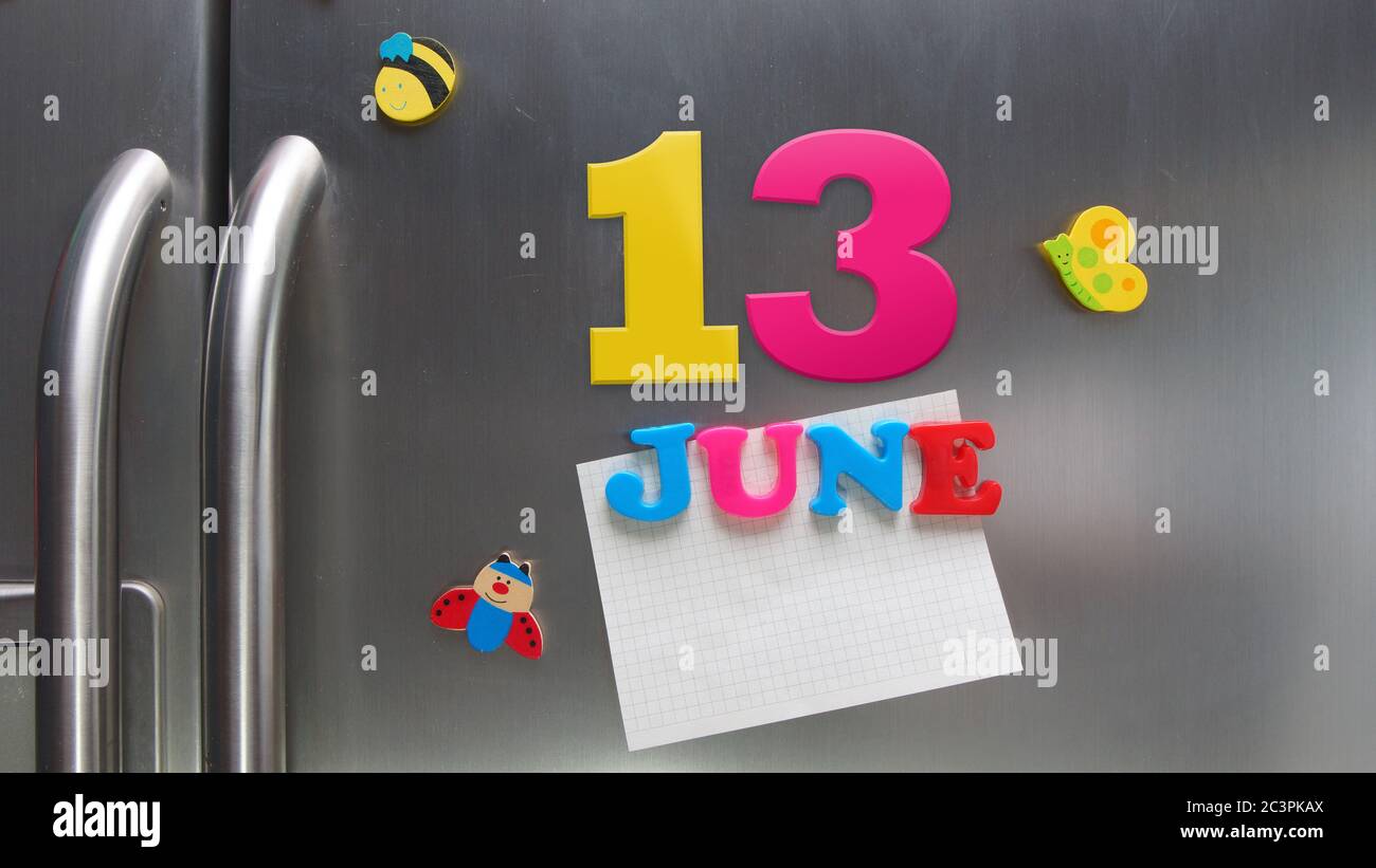 Juni 13 Kalenderdatum mit Kunststoff-Magnetbuchstaben mit einer Notiz von Graphitpapier auf Tür Kühlschrank gemacht Stockfoto