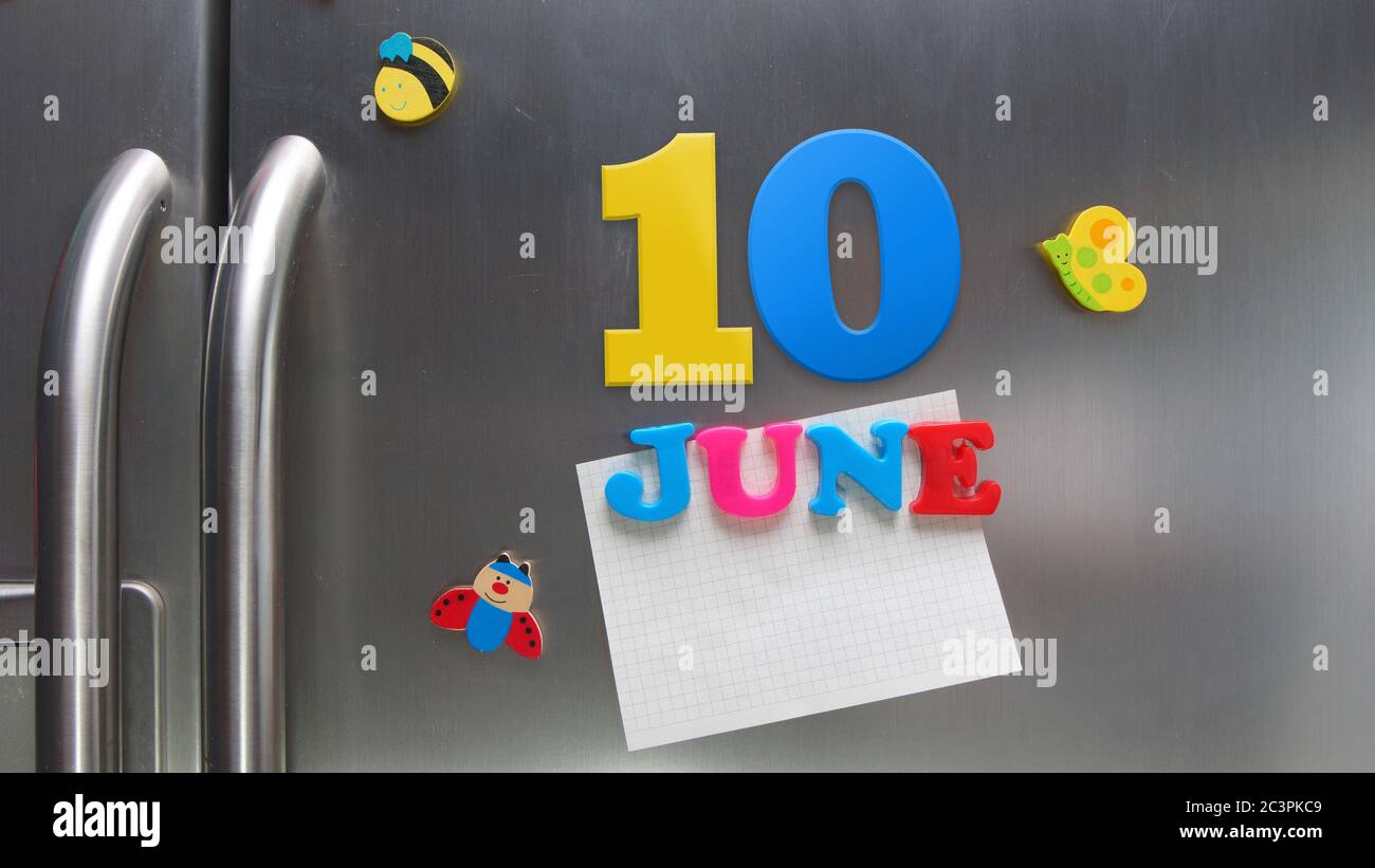 Juni 10 Kalenderdatum mit Kunststoff-Magnetbuchstaben mit einer Notiz von Graphitpapier auf Tür Kühlschrank gemacht Stockfoto