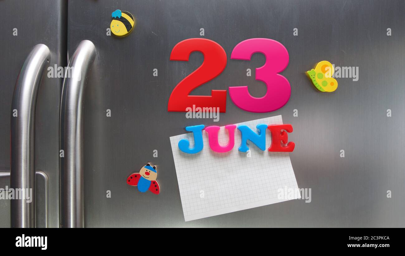 Juni 23 Kalenderdatum mit Kunststoff-Magnetbuchstaben mit einer Notiz von Graphitpapier auf Tür Kühlschrank gemacht Stockfoto