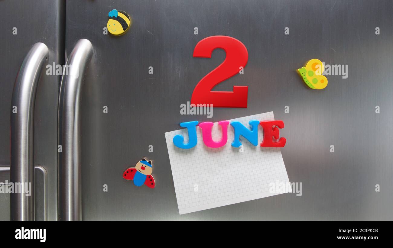 Kalenderdatum Juni 2 mit Kunststoff-Magnetbuchstaben mit einer Notiz von Graphitpapier auf Tür Kühlschrank gemacht Stockfoto