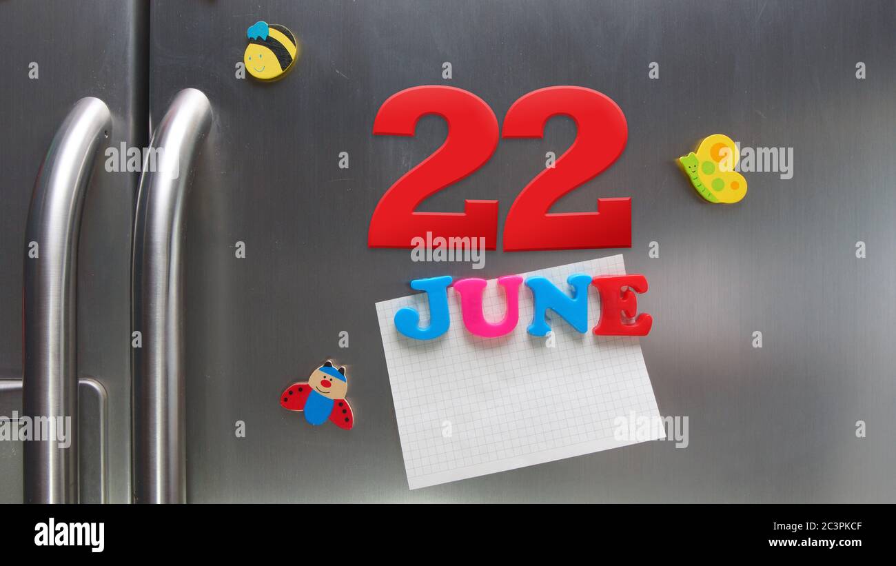 Juni 22 Kalenderdatum mit Kunststoff-Magnetbuchstaben mit einer Notiz von Graphitpapier auf Tür Kühlschrank gemacht Stockfoto