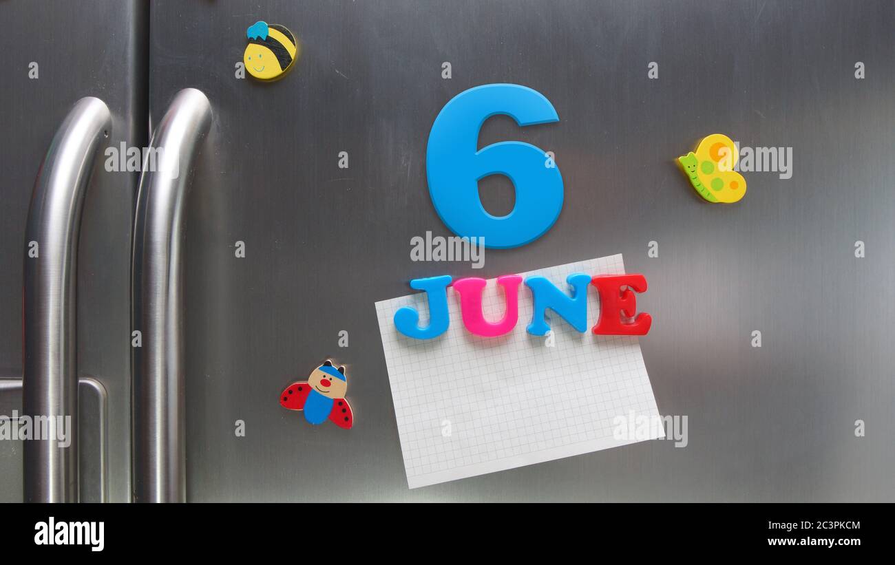 6. Juni Kalenderdatum mit Kunststoff-Magnetbuchstaben mit einer Notiz von Graphitpapier auf Tür Kühlschrank gemacht Stockfoto