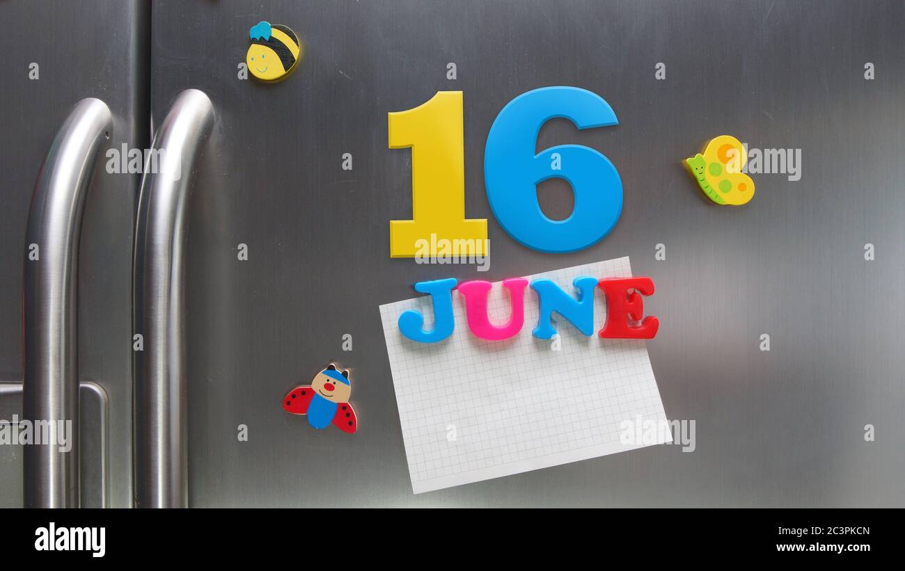 Juni 16 Kalenderdatum mit Kunststoff-Magnetbuchstaben mit einer Notiz von Graphitpapier auf Tür Kühlschrank gemacht Stockfoto
