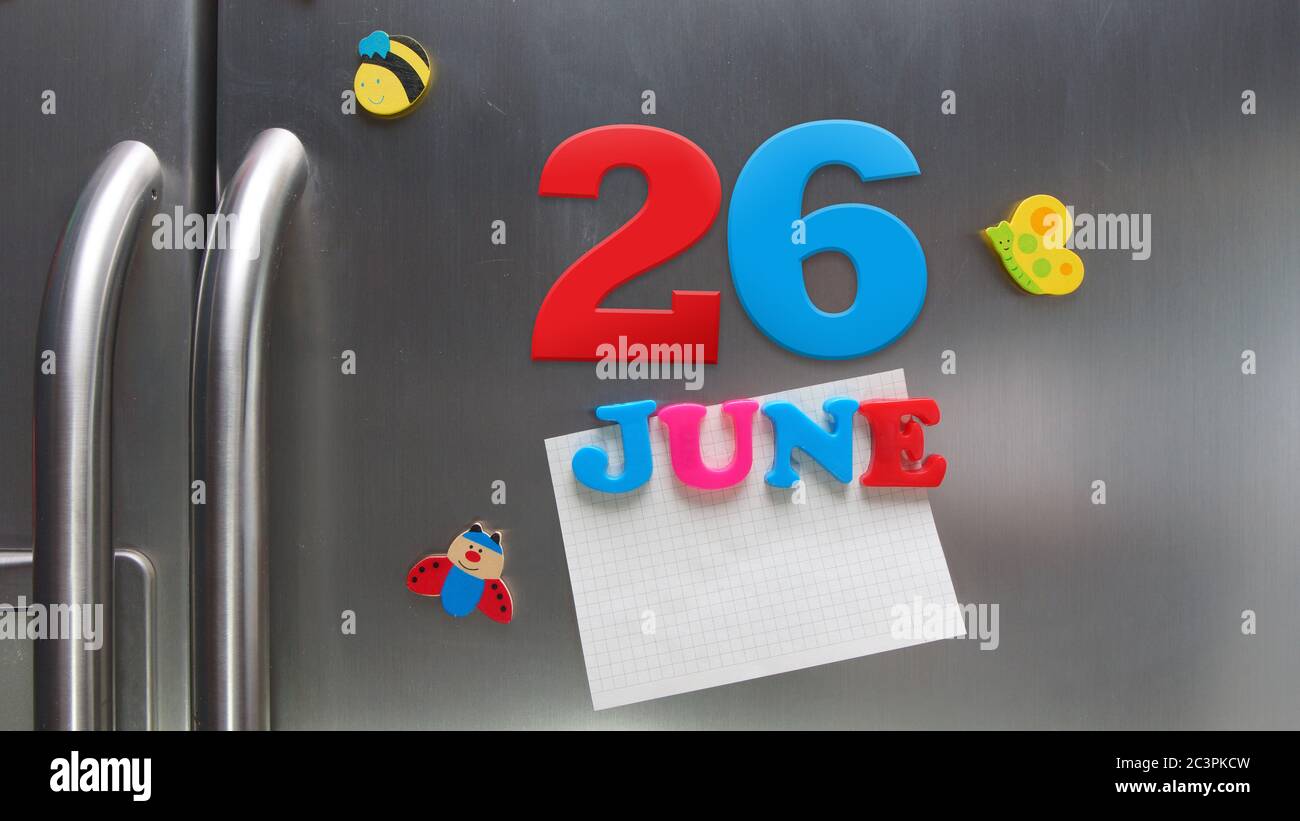 Juni 26 Kalenderdatum mit Kunststoff-Magnetbuchstaben mit einer Notiz von Graphitpapier auf Tür Kühlschrank gemacht Stockfoto