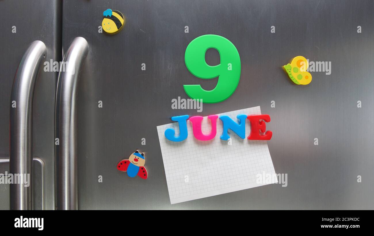9. Juni Kalenderdatum mit Kunststoff-Magnetbuchstaben mit einer Notiz von Graphitpapier auf Tür Kühlschrank gemacht Stockfoto