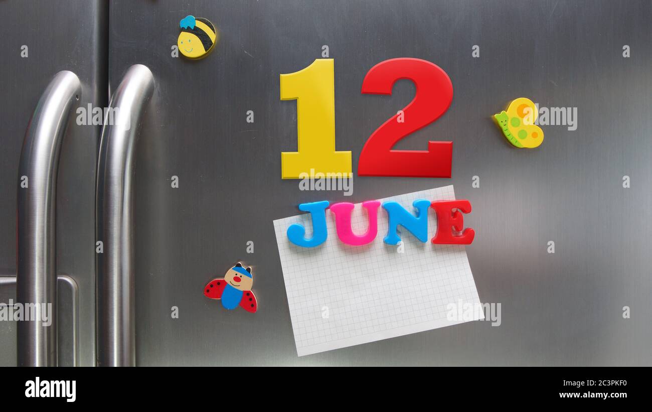 Juni 12 Kalenderdatum mit Kunststoff-Magnetbuchstaben mit einer Notiz von Graphitpapier auf Tür Kühlschrank gemacht Stockfoto