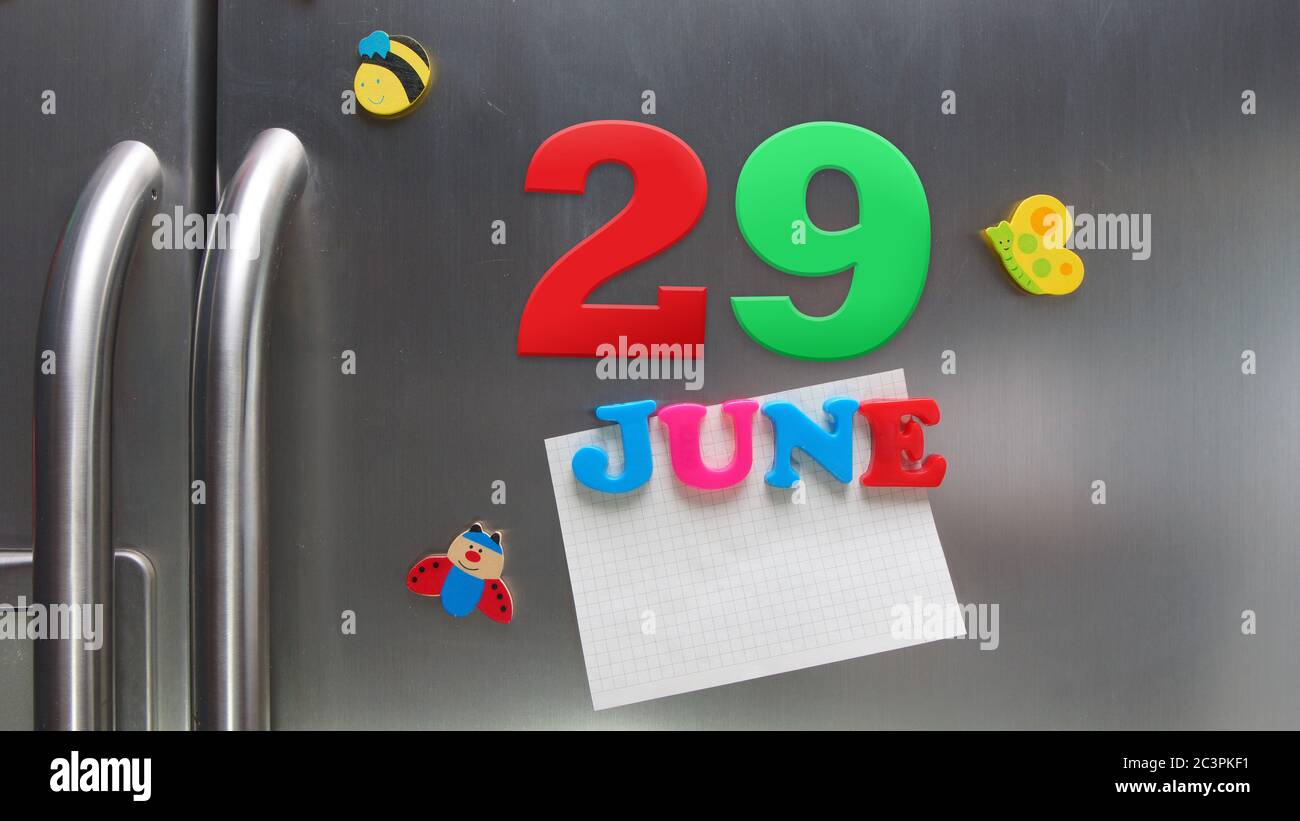 Juni 29 Kalenderdatum mit Kunststoff-Magnetbuchstaben mit einer Notiz von Graphitpapier auf Tür Kühlschrank gemacht Stockfoto