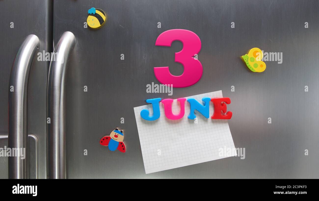 Kalenderdatum Juni 3 mit Kunststoff-Magnetbuchstaben mit einer Notiz von Graphitpapier auf Tür Kühlschrank gemacht Stockfoto
