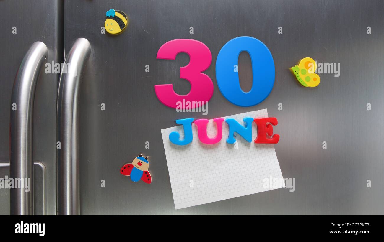 Juni 30 Kalenderdatum mit Kunststoff-Magnetbuchstaben mit einer Notiz von Graphitpapier auf Tür Kühlschrank gemacht Stockfoto